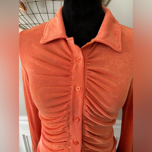 Women's Collar Button Down Ruched Long Sleeve Fitted Crop Top - Picture 3 of 10